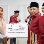 Bupati Najmul Serahkan ZIS Baznas KLU kepada 122 Mustahik