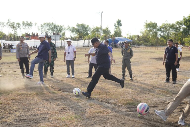 Wabup Kus Buka Turnamen Sepak Bola Pemuda Dasan Gelumpang Cup