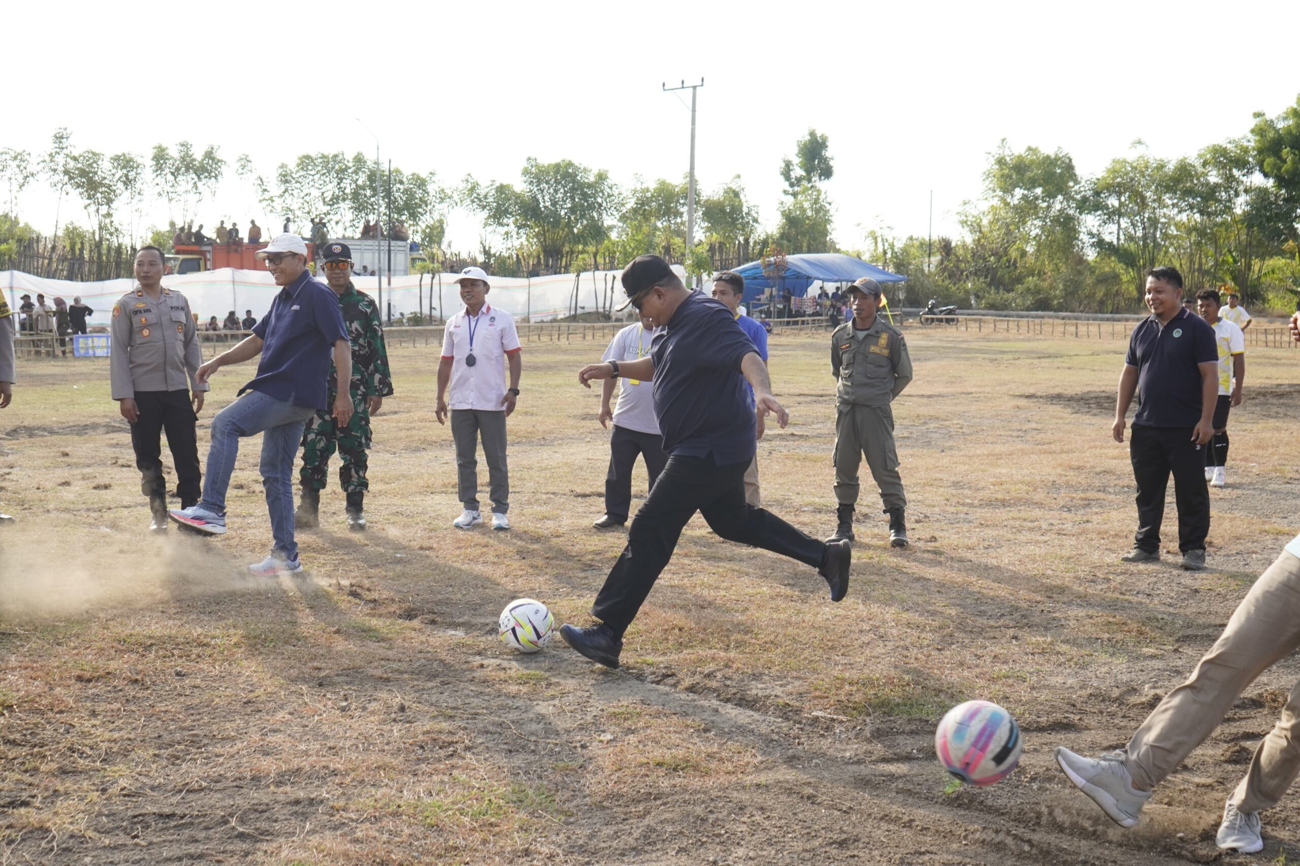 Wabup Kus Buka Turnamen Sepak Bola Pemuda Dasan Gelumpang Cup