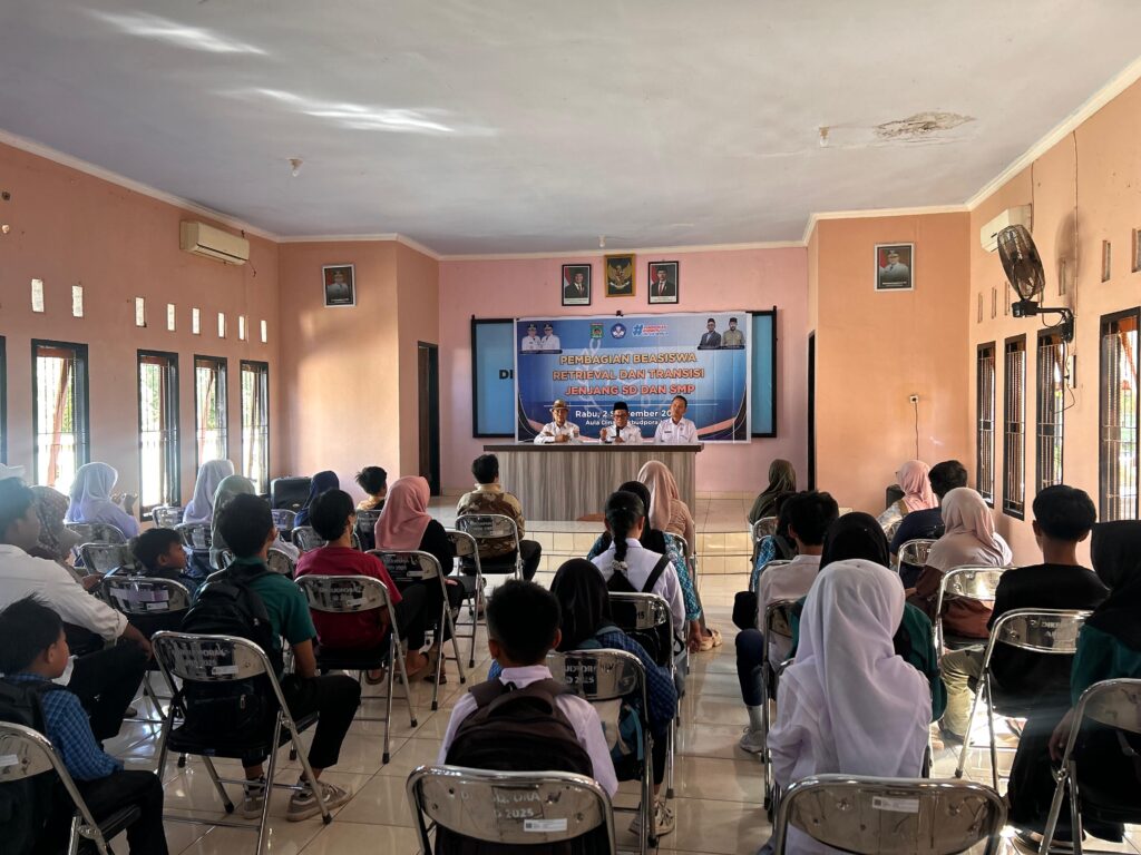 WhatsApp-Image-2026-09-02-at-17.16.10-1024x768 Pemkab Lombok Utara Salurkan Beasiswa Retrieval dan Transisi di Aula Dikbudpora