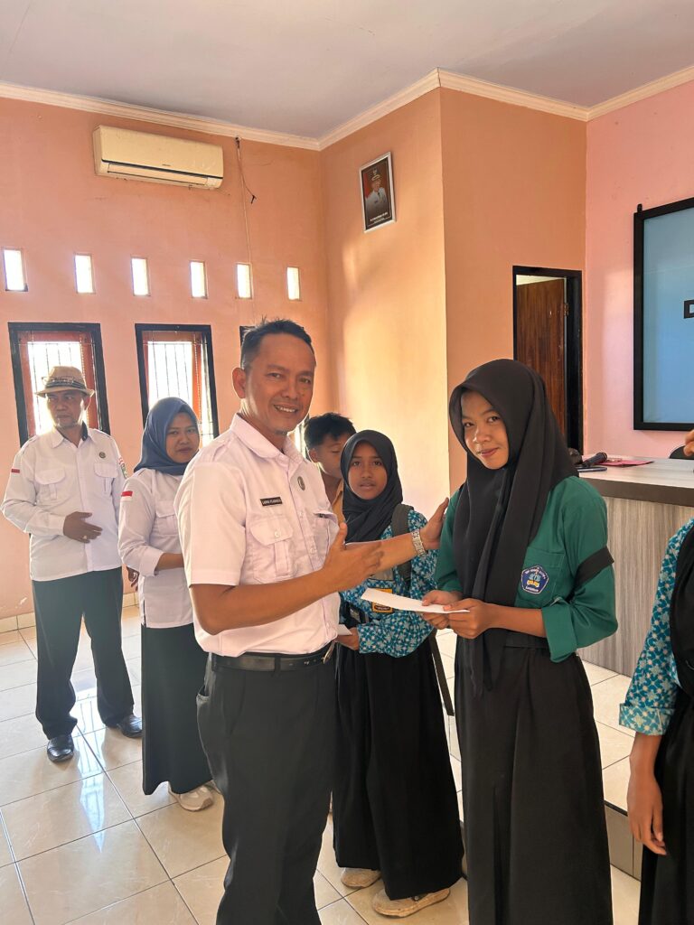 WhatsApp-Image-2026-09-02-at-17.22.34-768x1024 Pemkab Lombok Utara Salurkan Beasiswa Retrieval dan Transisi di Aula Dikbudpora