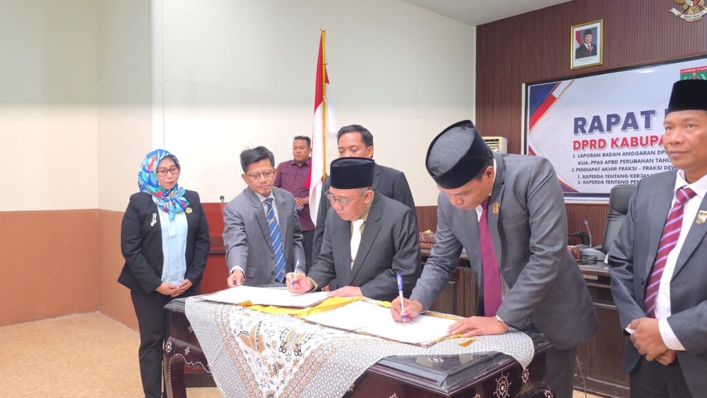 20260908_1135110-1024x577 Seluruh Fraksi DPRD Lombok Utara Disetujui Ranperda Perubahan APBD 2026, Bupati Najmul dan Wabup Kusmalahadi Tegaskan Anggaran Responsif dan Pro-Rakyat